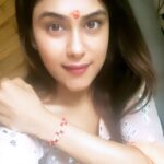 Naira Shah Instagram - Happy rakhi!!! ❤️! We believe that the one who protects you deserves the rakhi!! 🤩🔆#sisterlove#protector#rakhi#rakshabandhan#strength#family❤️