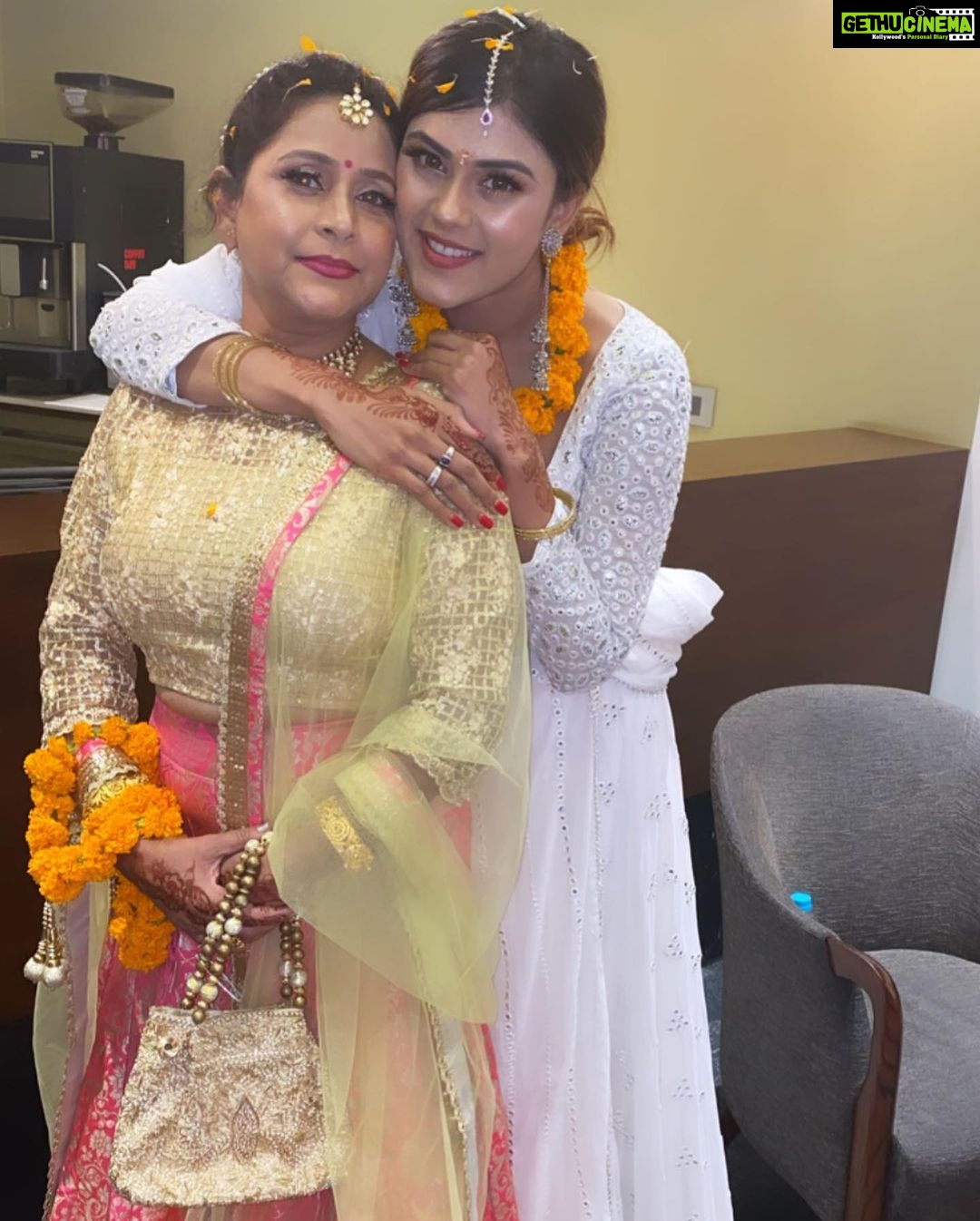 Naira Shah Instagram - The Maasi and mommy love!. 💕 Ps- look at my happiness 😍! #mommlove#maasilove#loveunlimited #happiness#memories#treasure #methecutest 🥰😋