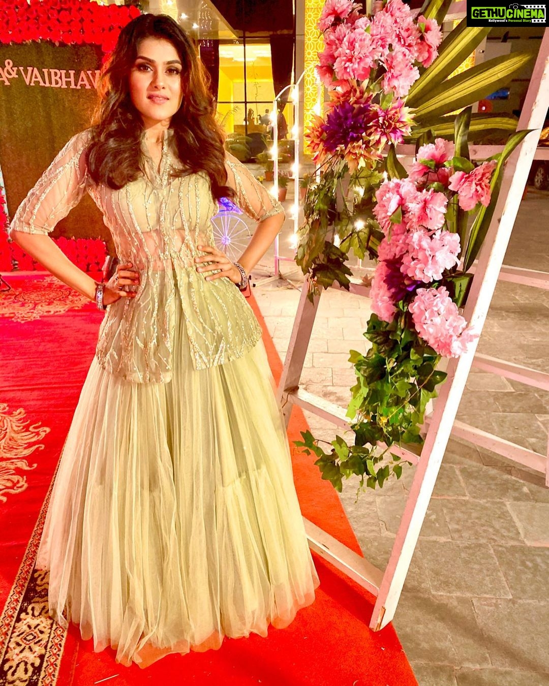 Naira Shah Instagram - Throwback to celebrations☘️✨💫 #stayindoors#staysafe#keephope#staystrong#2020#nairashah