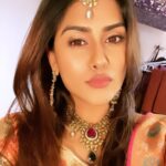 Naira Shah Instagram - Selfieeees!.🤩..#indianlook#selfies#nairashah #2020#staystrong#keephope#happysoul#thankyoualmighty 🙏🏻