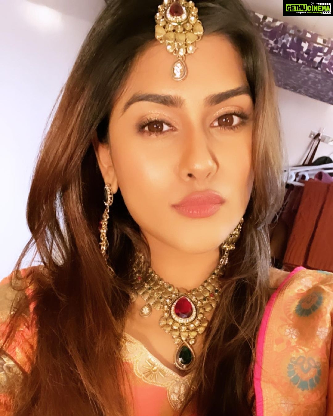 Naira Shah Instagram - Selfieeees!.🤩..#indianlook#selfies#nairashah #2020#staystrong#keephope#happysoul#thankyoualmighty 🙏🏻