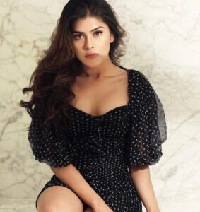 Naira Shah Instagram - SeNSEtive and SaVAge🤍♊️⚜️⚜️ #sensitive#savage#2sides#nairashah#captured#instapic#polka#staystrong#keephope#2020 Pic credits- @rohangandotraphotographer