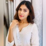 Naira Shah Instagram - Eid Mubarak! 🌙❤️! To all out there! May Allah shower his blessings upon all of us! Stay safe! Stay strong! #nairashah#2021#eidmubarak#white#instapic#happyeid❤️