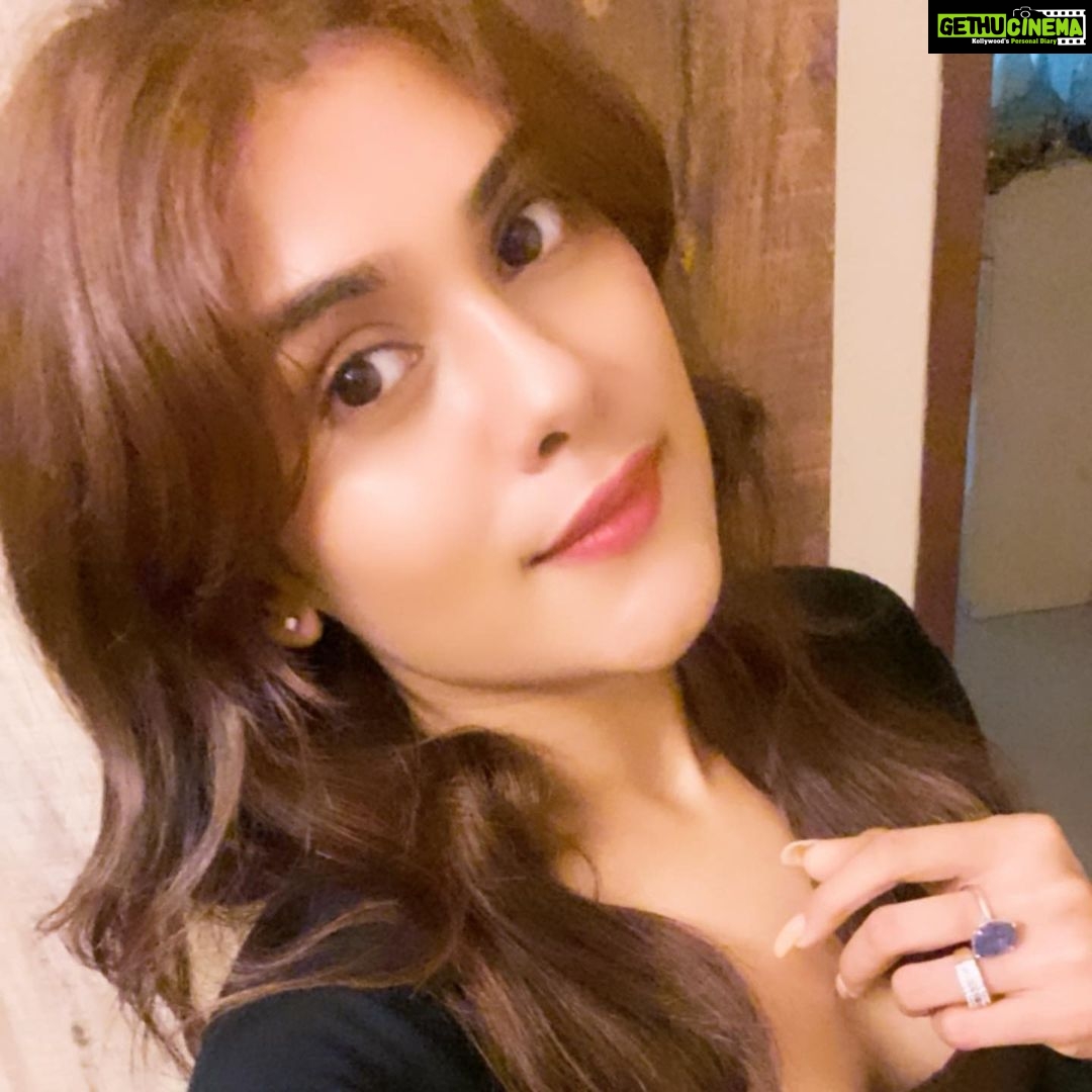 Naira Shah Instagram - New hair!! 🌟#decemberfeels#nairashah#2020#lovebrowns#goldenbrunette😻 Thank you @salon_muah 😻