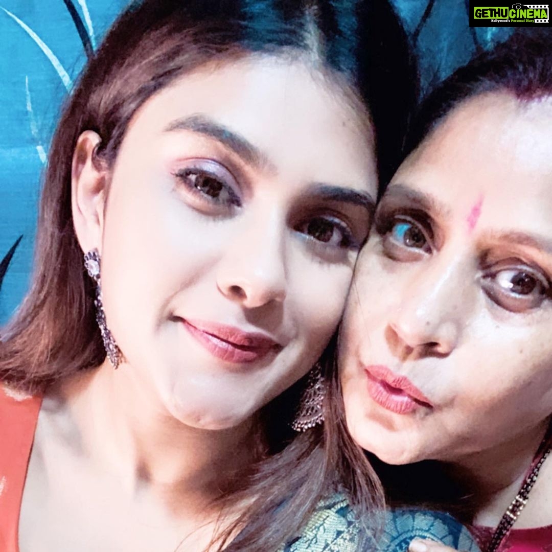 Naira Shah Instagram - Diwali 2020!! This year was more loud emotionally! And more intense! With family followed by worshiping goddess Laxmi! Reason there was no noise pollution! 😻! #nocrackers!.#peacefull#cutediwali! #2020#latepost Mumbai, Maharashtra
