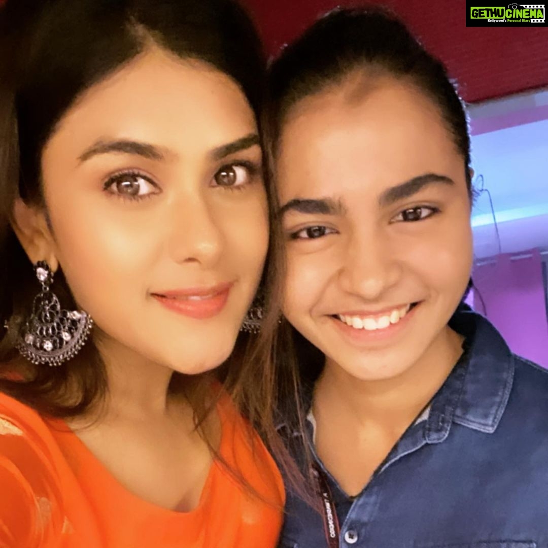 Naira Shah Instagram - Diwali 2020!! This year was more loud emotionally! And more intense! With family followed by worshiping goddess Laxmi! Reason there was no noise pollution! 😻! #nocrackers!.#peacefull#cutediwali! #2020#latepost Mumbai, Maharashtra
