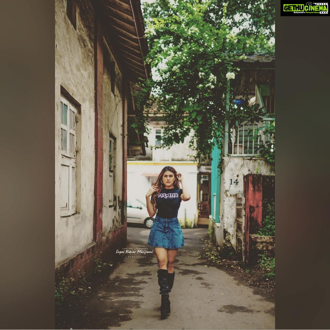 Naira Shah Instagram - The SOUL is Often In The Surface And the IMPORTANCE of DEPTH is Overestimated!!!!!!!! #moods#emotions #nairashah#rustic#depth#soulfull#moods#2020 Pic credits - @sagarkumarmunjwani 🌟😎 Bandra, Mumbai