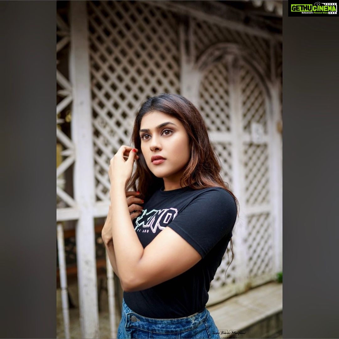 Naira Shah Instagram - The SOUL is Often In The Surface And the IMPORTANCE of DEPTH is Overestimated!!!!!!!! #moods#emotions #nairashah#rustic#depth#soulfull#moods#2020 Pic credits - @sagarkumarmunjwani 🌟😎 Bandra, Mumbai