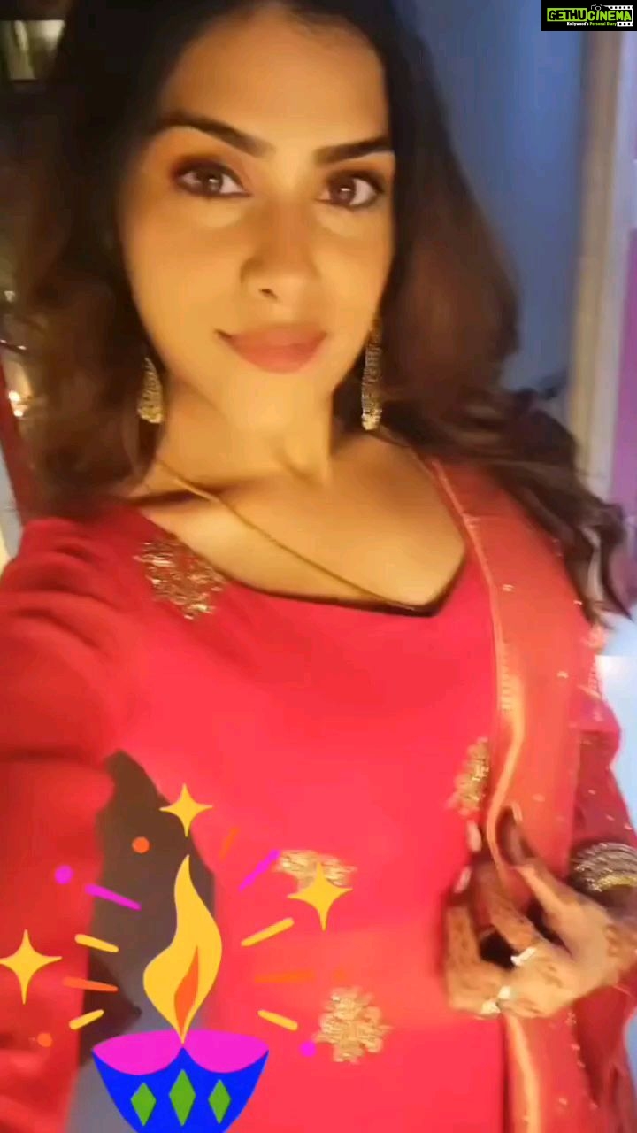 Naira Shah Instagram - Diwali was special this year!! Making us feel new and energised again!!😇🙏❤️ #diwali#2021#nairashah#celebrations