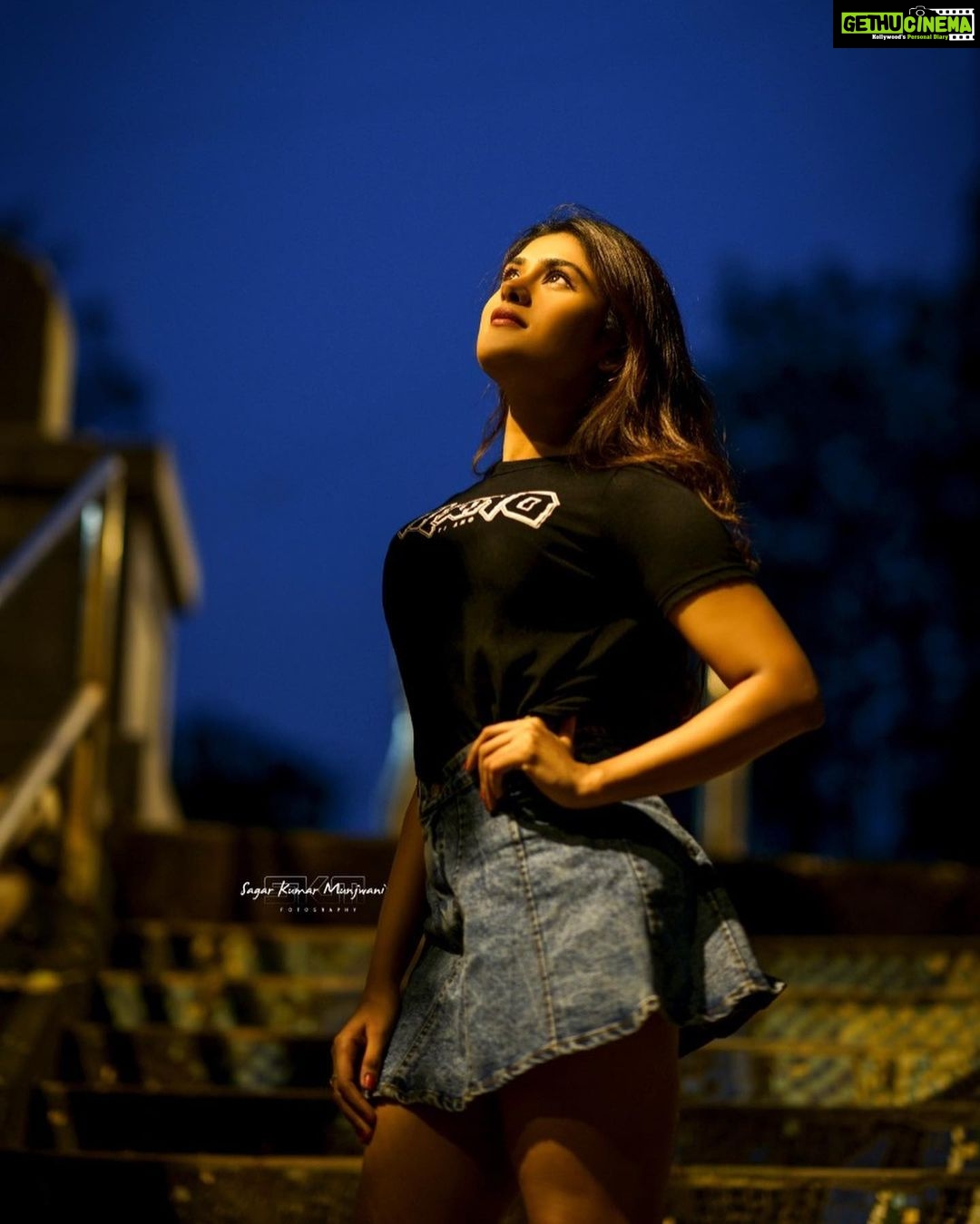 Naira Shah Instagram - You are Alwalys Connected To Source Wherever You Are, Wherever You Go, You Are Always Connected to DIVINE Wisdom, Divine Intelligence and Divine LOVE! โ๏ธ๐๐ง๐ผ๐ซ๐ #nairashah#2020#dreamy#divinelight๐ Pic credits- @sagarkumarmunjwani ๐๐ซ Mumbai, Maharashtra