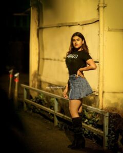 Naira Shah Instagram - Every Next Level Of Your life Will demand a Different You!..❄️ #nairashah#dreamy#vintage#2020 Pic credits- @sagarkumarmunjwani 😎