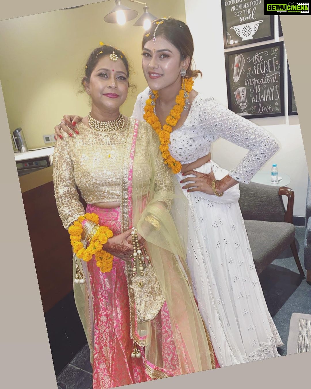 Naira Shah Instagram - The Maasi and mommy love!. 💕 Ps- look at my happiness 😍! #mommlove#maasilove#loveunlimited #happiness#memories#treasure #methecutest 🥰😋