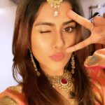 Naira Shah Instagram - Selfieeees!.🤩..#indianlook#selfies#nairashah #2020#staystrong#keephope#happysoul#thankyoualmighty 🙏🏻