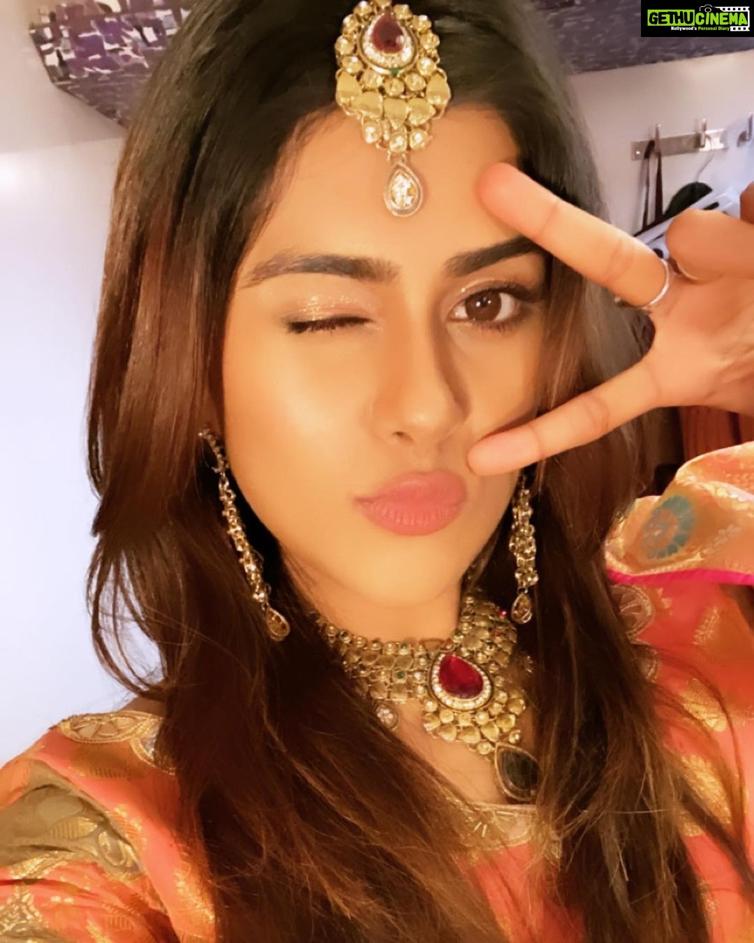 Naira Shah Instagram - Selfieeees!.🤩..#indianlook#selfies#nairashah #2020#staystrong#keephope#happysoul#thankyoualmighty 🙏🏻