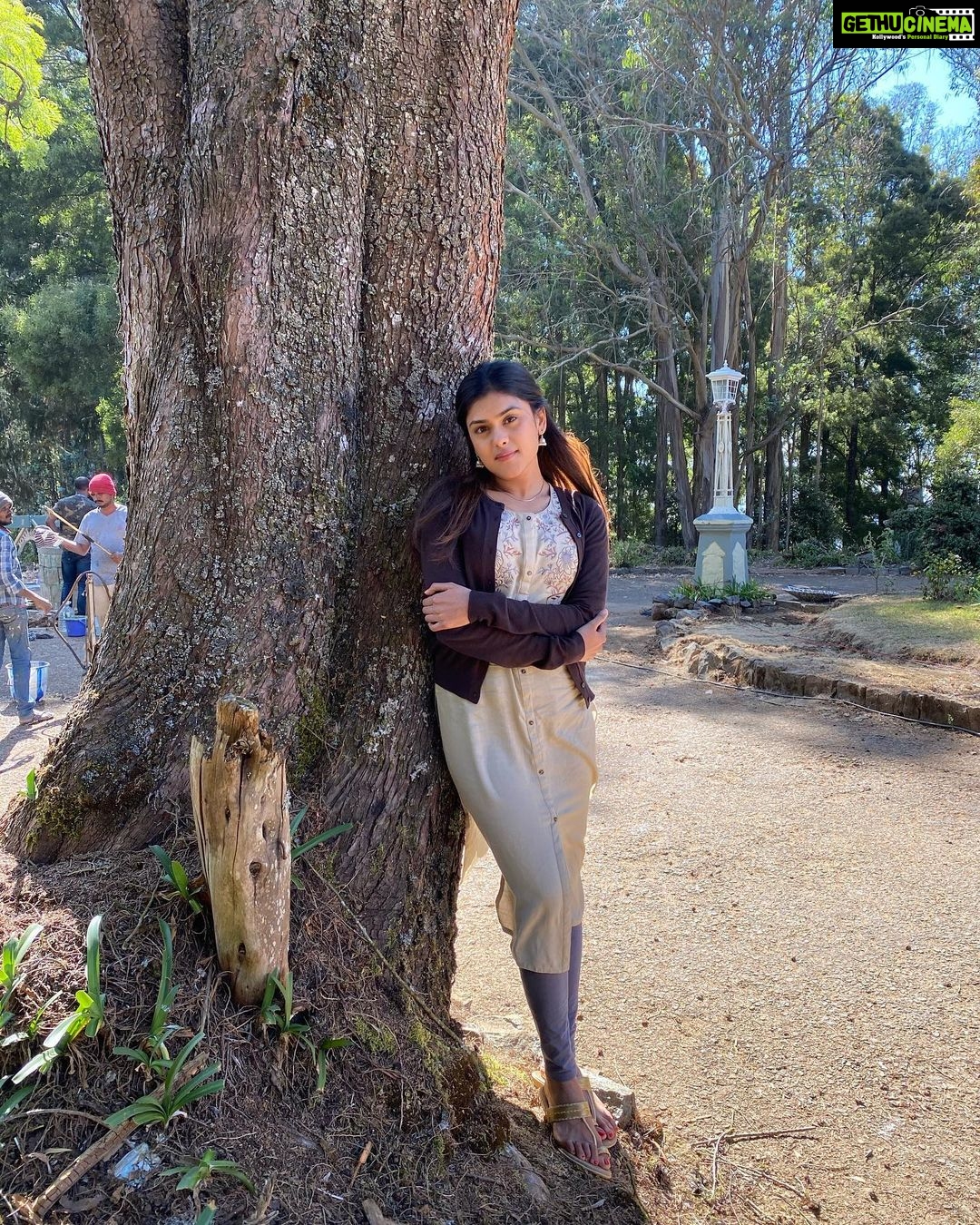 Naira Shah Instagram - Listen to the wisdom of Trees! For Trees Know... That you can be Still and Grow.. At the Same TimeβοΈπΏπ±ππ #hungama2 #preeti #character #shootmode#locations#bollywood#lovemywork #naturelover#shootmode#explorer#traveller#nairashah#2020#blessedπππ»π Ooty