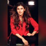 Naira Shah Instagram - For the people who don’t know me! This Picture Says It All‼️🧨🔆🔺♦️ #me#NS#red#2020#captured#bossbabe#bringiton Pic credits- @rohangandotraphotographer 🔺