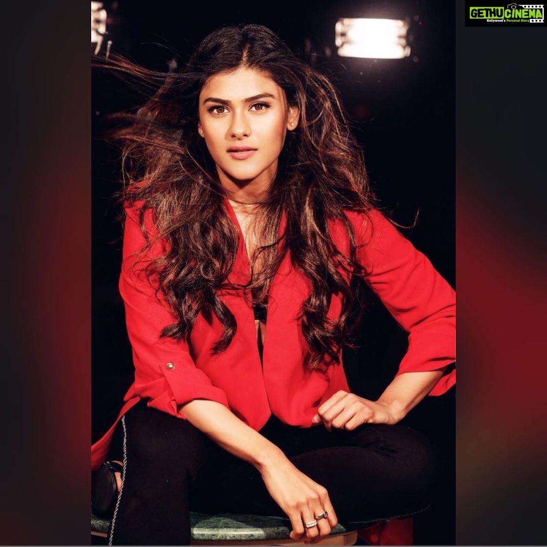 Naira Shah Instagram - For the people who don’t know me! This Picture Says It All‼️🧨🔆🔺♦️ #me#NS#red#2020#captured#bossbabe#bringiton Pic credits- @rohangandotraphotographer 🔺