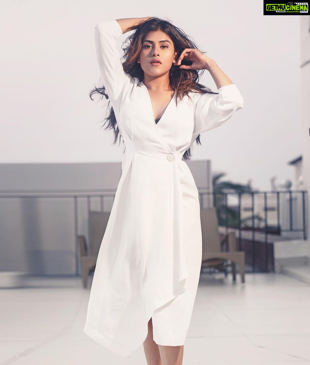 Naira Shah Instagram - 🌬🌬🌬🌬🌬 #nairashah#2020#white#captured Pic credits - @rohangandotraphotographer