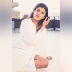 Naira Shah Instagram - Innocence is like a polished armor... It adorns and defends😍🥰🥰 #white#sunset#nairashah#2020#simple Pic credits @rohangandotraphotographer