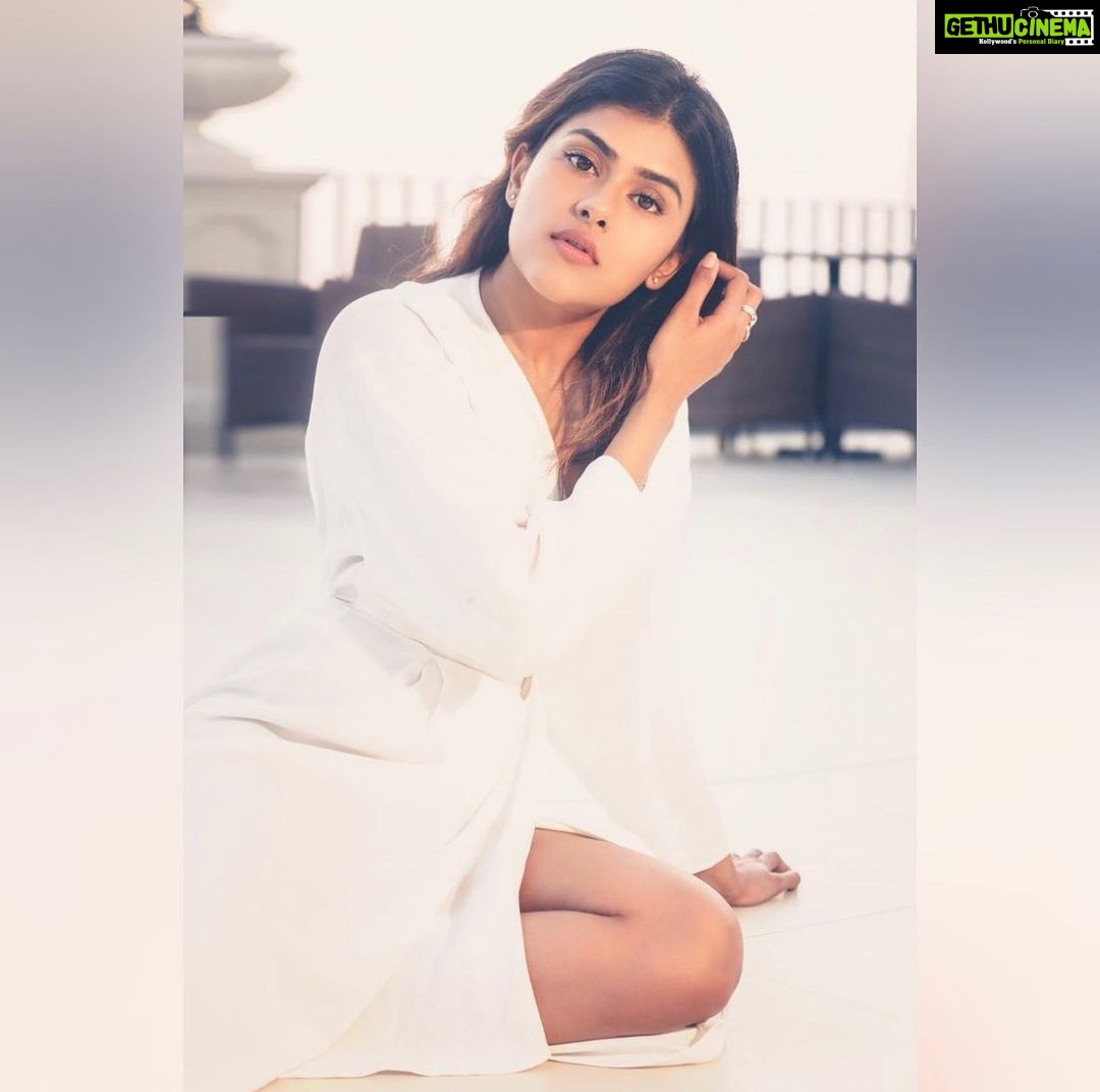 Naira Shah Instagram - Innocence is like a polished armor... It adorns and defends😍🥰🥰 #white#sunset#nairashah#2020#simple Pic credits @rohangandotraphotographer