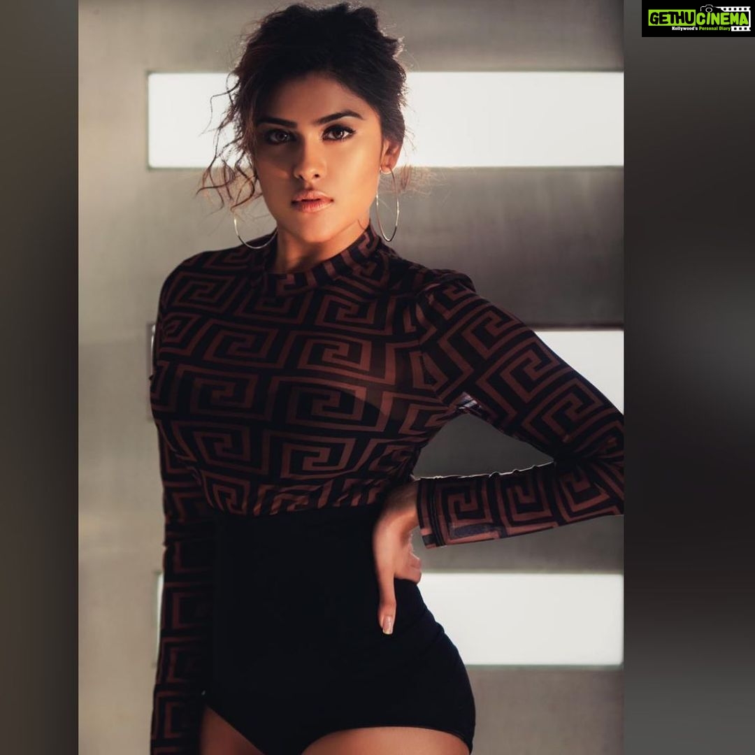 Naira Shah Instagram - π©π©π©π©π©π©π©π©π©π©π© #me#look#intense#sexy#hot#2k19#nairashah#killer Photography by @rohangandotraphotographer Styled by @deepika_chandela Hair by @gaujanirani assisted by @jaspal_kaur_chana Makeup by @vinay0703 #teamπβ€οΈ