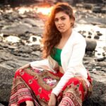 Naira Shah Instagram – Intensity matters🌟😌!.
#indiangirl#look#ontherocks😆#sunset#me#2k19
Photography by @rohangandotraphotographer 
Styled by @deepika_chandela 
Hair by @gaujanirani assisted by @jaspal_kaur_chana 
Makeup by @vinay0703 #team😎