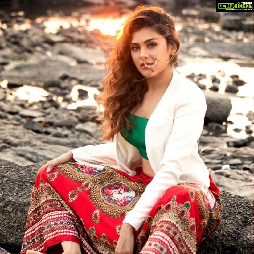 Naira Shah Instagram - Intensity matters🌟😌!. #indiangirl#look#ontherocks😆#sunset#me#2k19 Photography by @rohangandotraphotographer Styled by @deepika_chandela Hair by @gaujanirani assisted by @jaspal_kaur_chana Makeup by @vinay0703 #team😎 - Gethu ... Naira Shah Instagram - Intensity matters🌟😌!. #indiangirl#look#ontherocks😆#sunset#me#2k19 Photography by @rohangandotraphotographer Styled by @deepika_chandela Hair by @gaujanirani assisted by @jaspal_kaur_chana Makeup by @vinay0703 #team😎 - Gethu ...