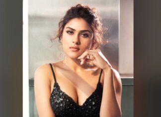 Naira Shah Instagram - Ooo la la!.😉! #4!. #me#insta#nairashah#look#black#hot Photography by @rohangandotraphotographer Styled by @deepika_chandela Hair by @gaujanirani assisted by @jaspal_kaur_chana Makeup by @vinay0703 #team😎