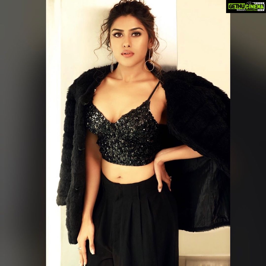 Naira Shah Instagram - #3π₯°π€π€π€π€π€π€ #me#classy#look#furr#2k19#insta#ooo#oomph#black Photography by @rohangandotraphotographer Styled by @deepika_chandela Hair by - @gaujanirani assisted by @jaspal_kaur_chana Makeup by @vinay0703 #teamπ