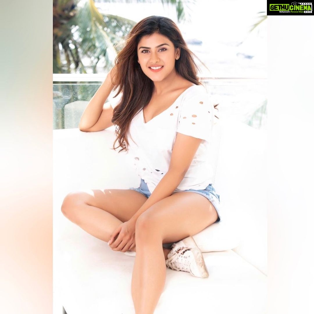 Naira Shah Instagram - #2🌸🌸🌸🌸 #allsmiles#insta#nairashah#2k19 Photography by- @rohangandotraphotographer Styled by- @deepika_chandela