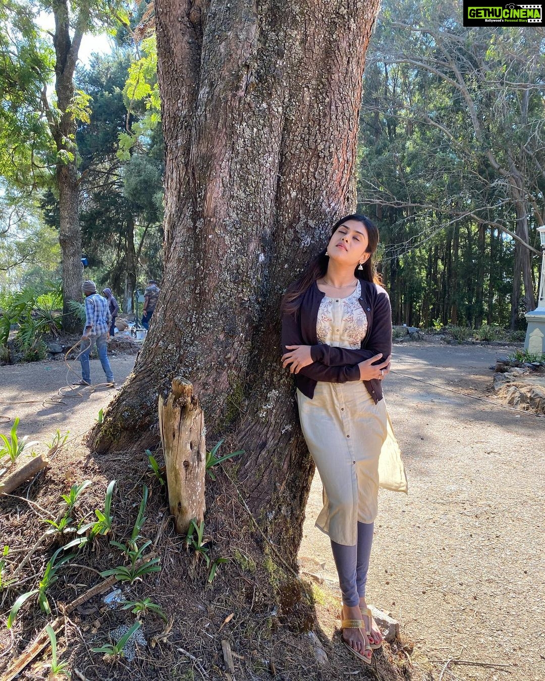 Naira Shah Instagram - Listen to the wisdom of Trees! For Trees Know... That you can be Still and Grow.. At the Same TimeβοΈπΏπ±ππ #hungama2 #preeti #character #shootmode#locations#bollywood#lovemywork #naturelover#shootmode#explorer#traveller#nairashah#2020#blessedπππ»π Ooty