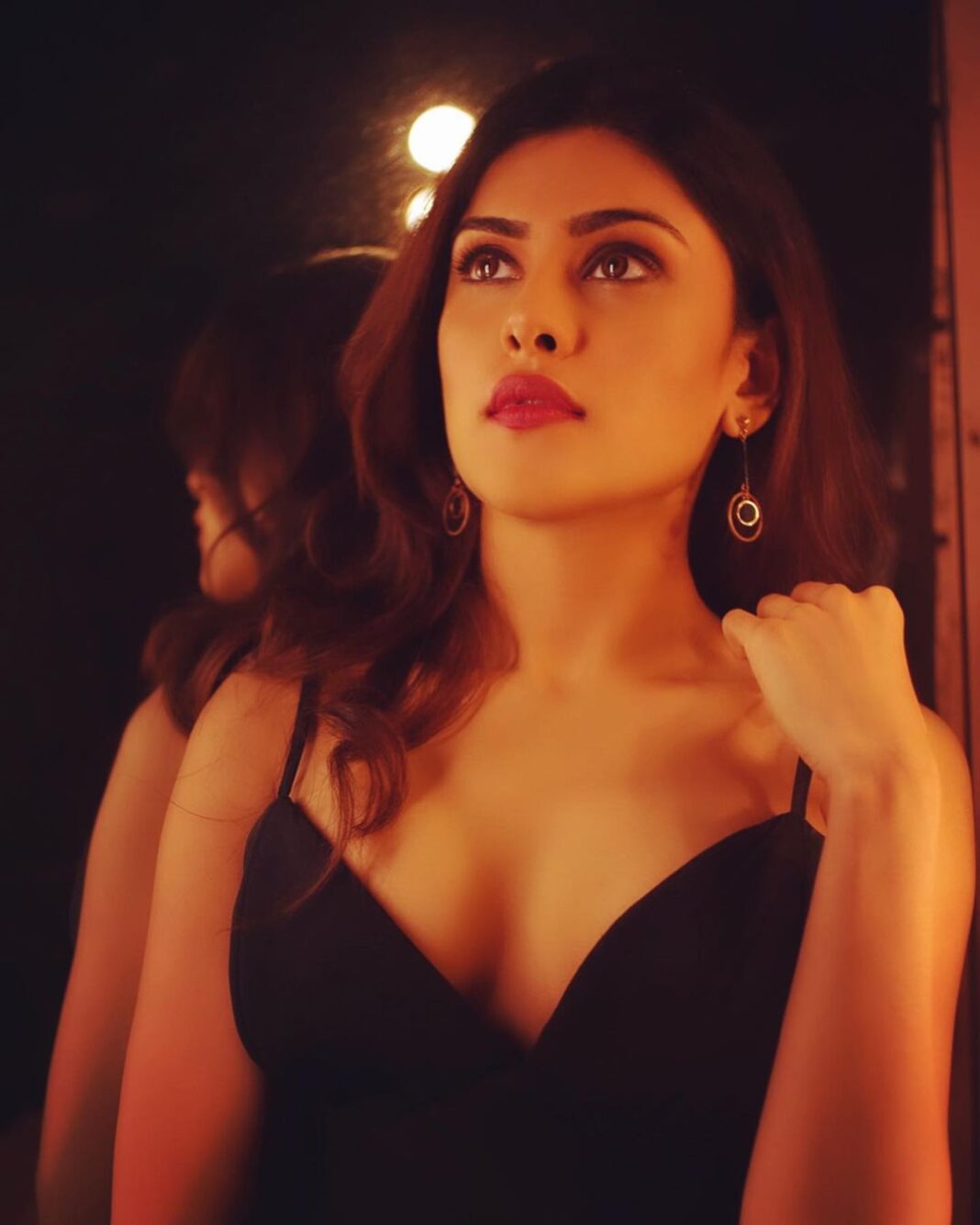 Naira Shah Instagram - ♣️♣️♣️ #nairashah#2021#blackmode Shot by @skmstudios