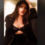 Naira Shah Instagram - Watsup? ...⚫️▪️◼️🤎🤎 #black#leapordprint#bossbabe#easy#me#nairashah#2020#watsup Pic credits- @rohangandotraphotographer