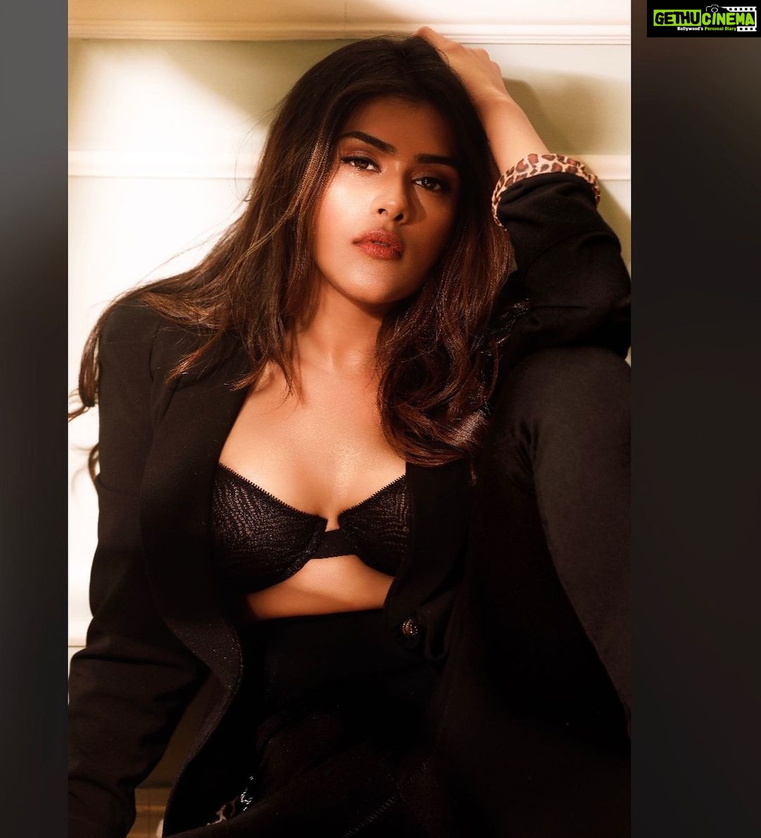 Naira Shah Instagram - Watsup? ...⚫️▪️◼️🤎🤎 #black#leapordprint#bossbabe#easy#me#nairashah#2020#watsup Pic credits- @rohangandotraphotographer