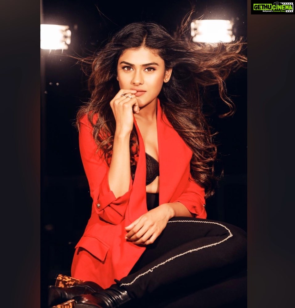 Naira Shah Instagram - 🛑wild lives in her Soul🛑‼️ #staystrong #keepthefaith #hope #nairashah#red#captured#insta#bossbabe#oomphfans#trendalert#staystrong Pic credits - @rohangandotraphotographer 🔺