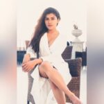Naira Shah Instagram - 🌬🌬🌬🌬🌬🌬🌬 #nairashah#white#2020#mood Pic credits - @rohangandotraphotographer