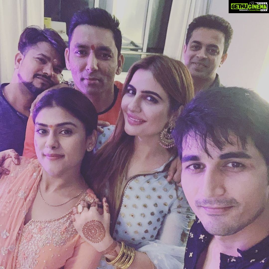 Naira Shah Instagram - Ganesh Chaturthi 2k19!.. 💓💓!. Thank you Bappa for everything!. Really blessed to bring you home and for having such lovely friends!.. 💓#happy#peace#blessed#bappamorya#2k19#bestever