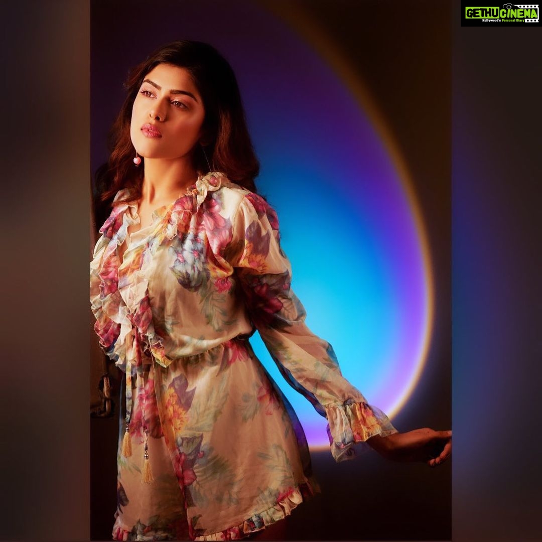 Naira Shah Instagram - 🌈🌈🌈🌈🌈 #nairashah#2021#feelit#bliss Shot by @skmstudios