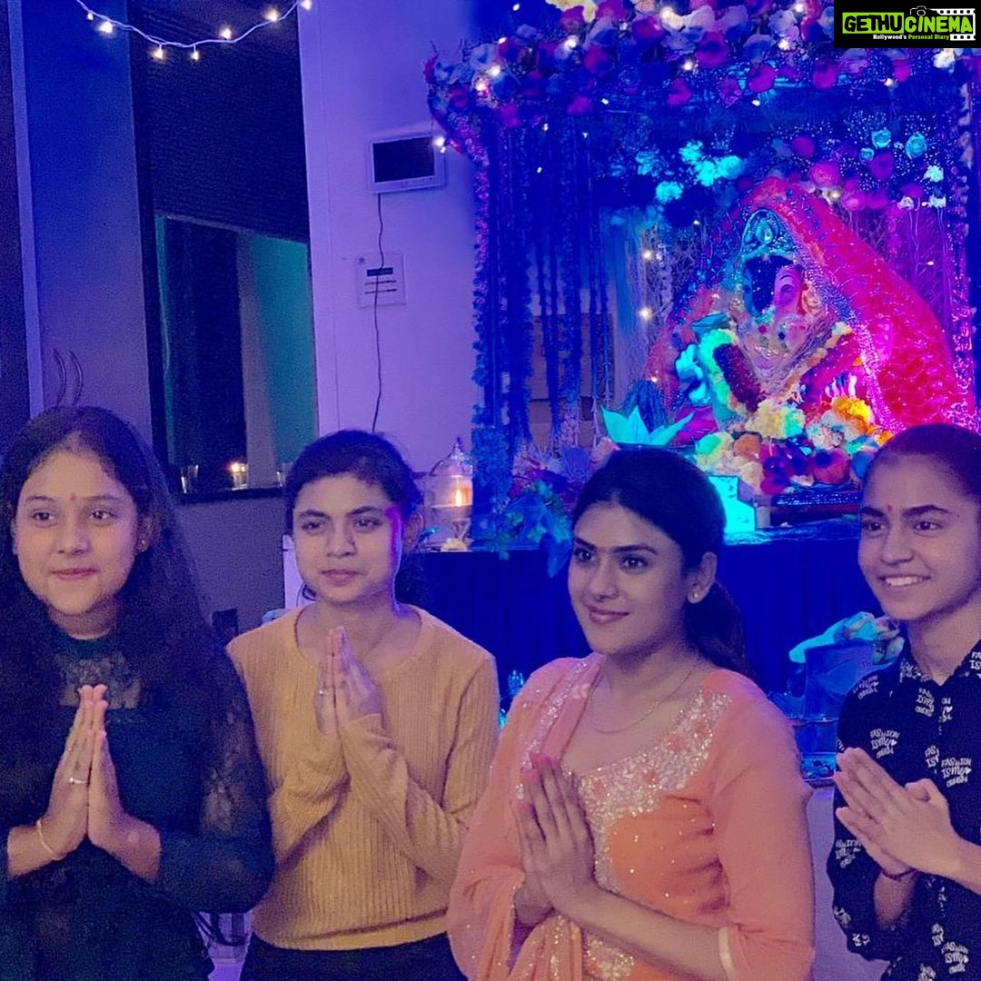 Naira Shah Instagram - Ganesh Chaturthi 2k19!.. 💓💓!. Thank you Bappa for everything!. Really blessed to bring you home and for having such lovely friends!.. 💓#happy#peace#blessed#bappamorya#2k19#bestever