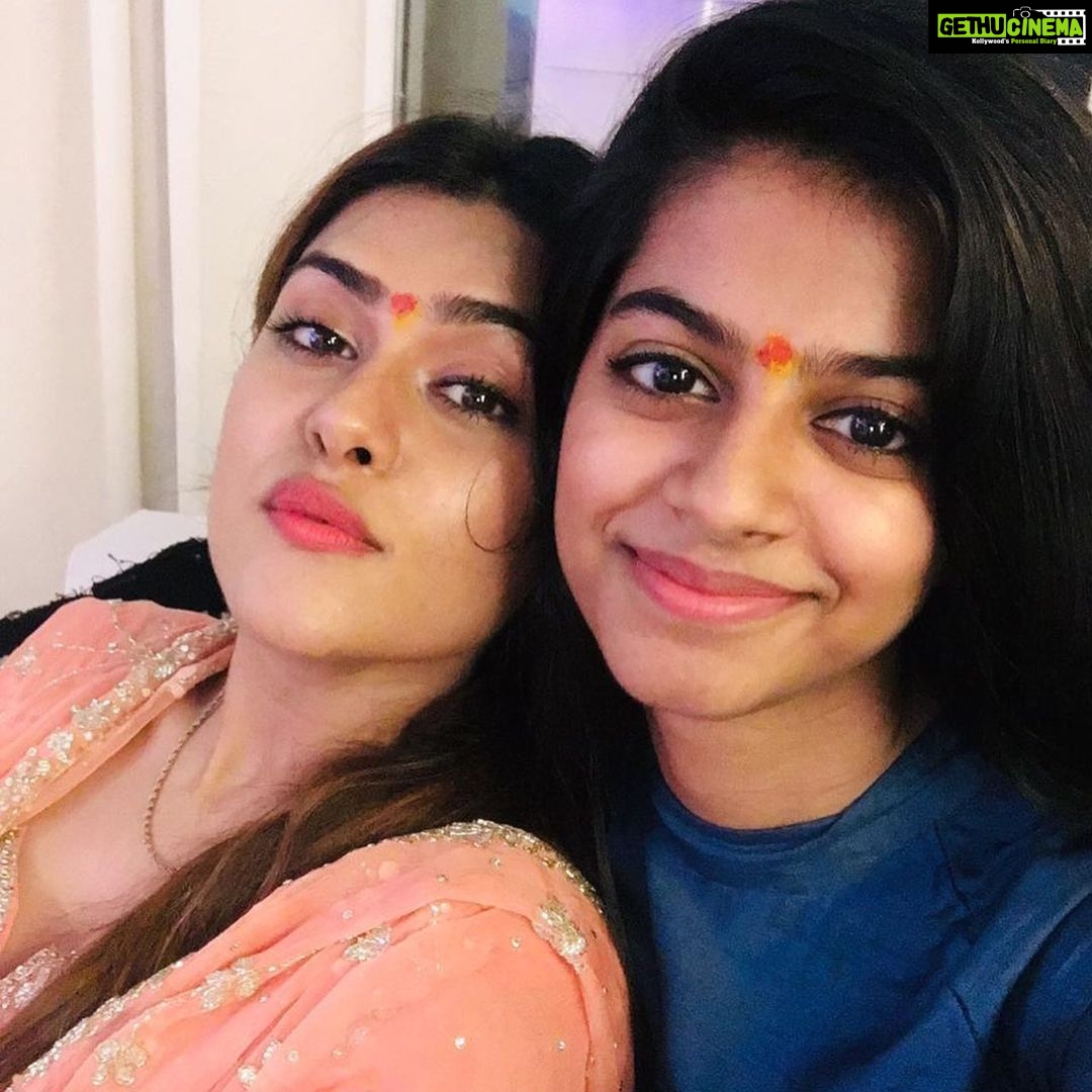 Naira Shah Instagram - Ganesh Chaturthi 2k19!.. 💓💓!. Thank you Bappa for everything!. Really blessed to bring you home and for having such lovely friends!.. 💓#happy#peace#blessed#bappamorya#2k19#bestever