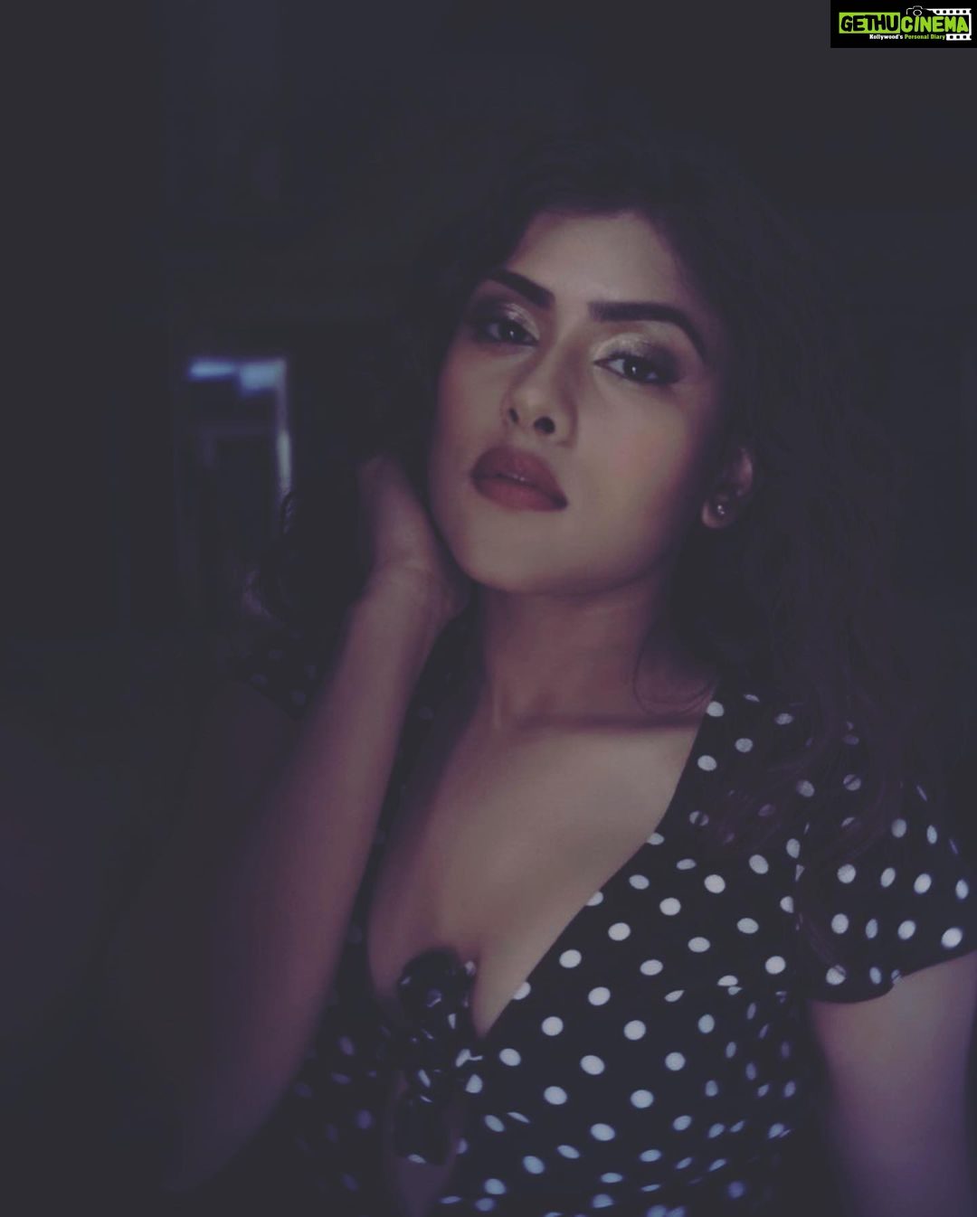 Naira Shah Instagram - Me!. #mystery#dramatic#dreamy#iamnairashah#2k19#pretty#💕🦋 Pic courtesy @skmfotography