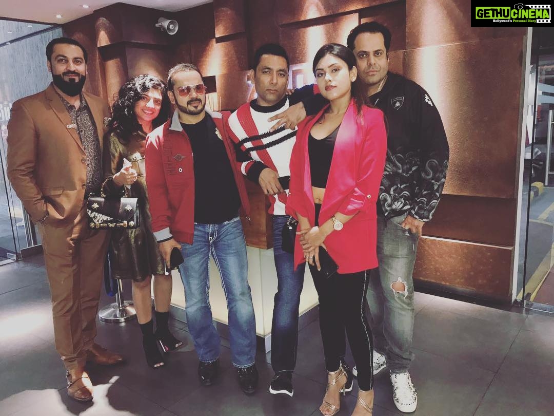 Naira Shah Instagram - Zuma dinner night!..with lovely people!!..❤!.. #japaneese#dinner#zuma#best#dubai#2k19#favpeople#nights#😎 Zuma Dubai