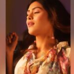 Naira Shah Instagram - Her shy eyes hide calmness of a Sunset☺️ #Bliss #nairashah#2021#fall#autumnfeels Shot by @sagarkumarmunjwani