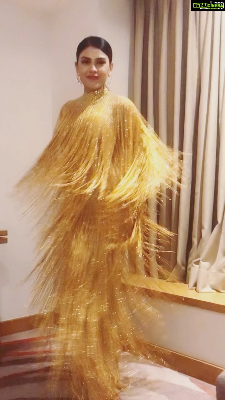 Naira Shah Instagram - Goldbaby✨☺️ #nairashah#siimaawards2021#redcarpet#look#gold