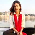 Naira Shah Instagram – The Most Complicated Skill is to be Simple๐
!.. ๐โค๐๐ผ๐๐ผ!.. #simple#morning#sunrise#sunlight#bytheriver#gangariver#feelings#white#red#desiatheart#ethnic#natural#indian Varanasi-Shiv ki nagri
