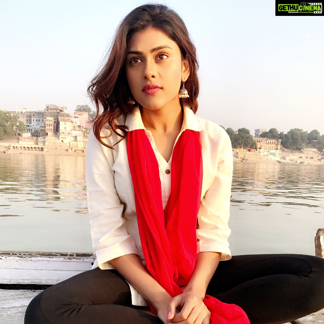 Naira Shah Instagram - The Most Complicated Skill is to be Simpleπ
!.. πβ€ππΌππΌ!.. #simple#morning#sunrise#sunlight#bytheriver#gangariver#feelings#white#red#desiatheart#ethnic#natural#indian Varanasi-Shiv ki nagri