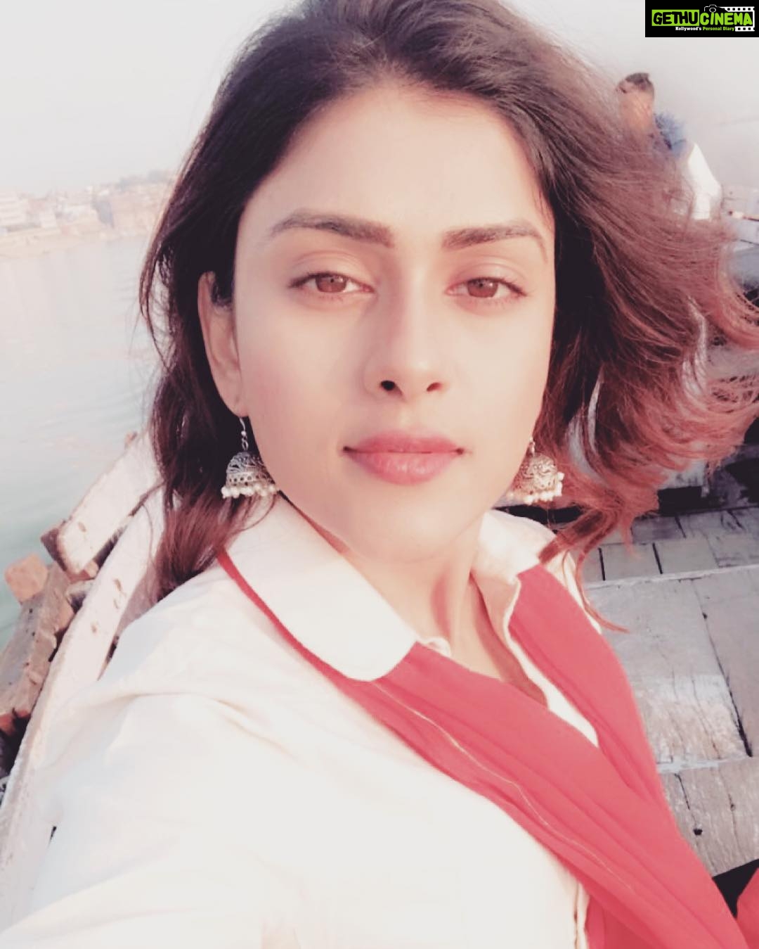 Naira Shah Instagram - It is within you that the divine lives๐๐ซ๐..#filtered#selfie#edited_by_me #red#white#intense Varanasi, India