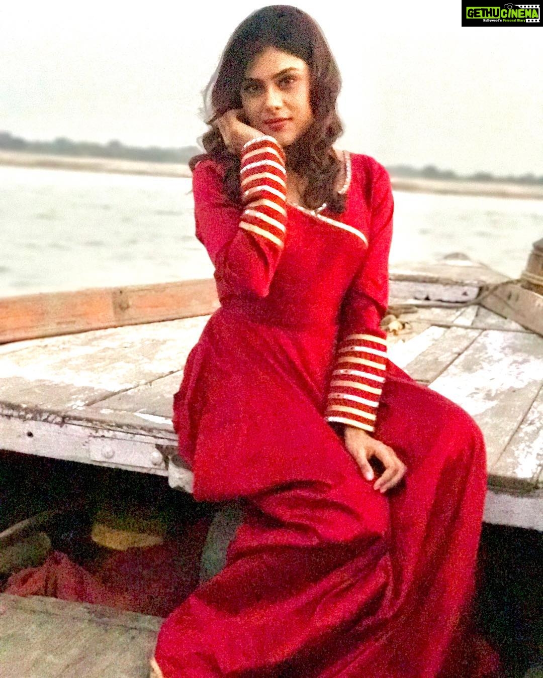 Naira Shah Instagram - You Are the Instrument of Your Own Illumination!..Happy Dussehra✨✨✨✨✨✨!.. #ethnic#red#indian#desiatheart#blessed#shootlife#incredibleindia#varanas#dussehra2018 Varanasi Kashi Nagari