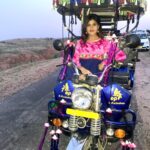 Naira Shah Instagram – Cuteness overloaded isnt it?😝!.. #dolledup#driving#jaipur#shootlife#village#incredibleindia!.. Jamwa Ramgarh, Rajasthan, India