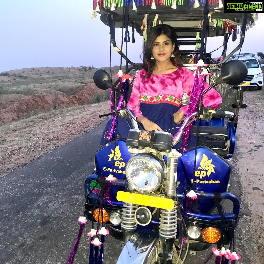 Naira Shah Instagram - Cuteness overloaded isnt it?😝!.. #dolledup#driving#jaipur#shootlife#village#incredibleindia!.. Jamwa Ramgarh, Rajasthan, India